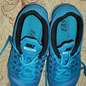 Blue/pink Nike womens running shoes size 9.5. In great condition. Touch up clean